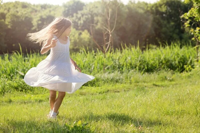 Девочка в белом платье танцует весной. Девочка в платье танцует. Маленькая девочка в коротком белом платье танцует степ. Девочка в платье танцует дома.