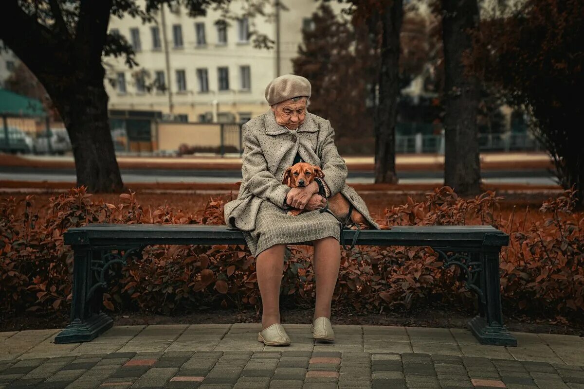 Тетя пошла. Старушка на скамейке. Одинокие пожилые люди. Одиночество пожилых. Старость в одиночестве.