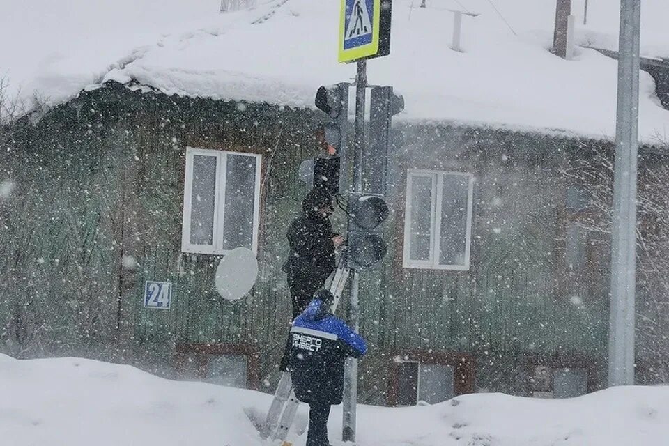 Светофор Лабытнанги. Лабытнанги юмор. Сахалин снегопад светофор. Лабытнанги юмор приколы.