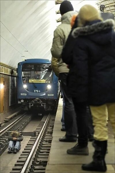 Переехало метро. Самоубийство в метрополитене Москва.