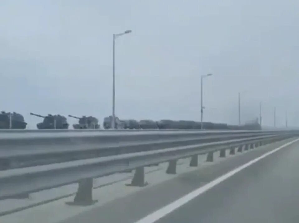 Разговор генералов о крымском мосте. Танки на крымском мосту. танки на коымском момьу.