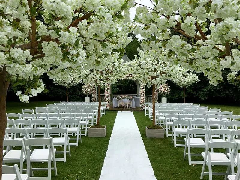 Свадебные искусственные деревья. Украшение деревьев на свадьбу. Свадьба в искусственных больших магнолиях. Парк Корнейчука свадебное дерево.