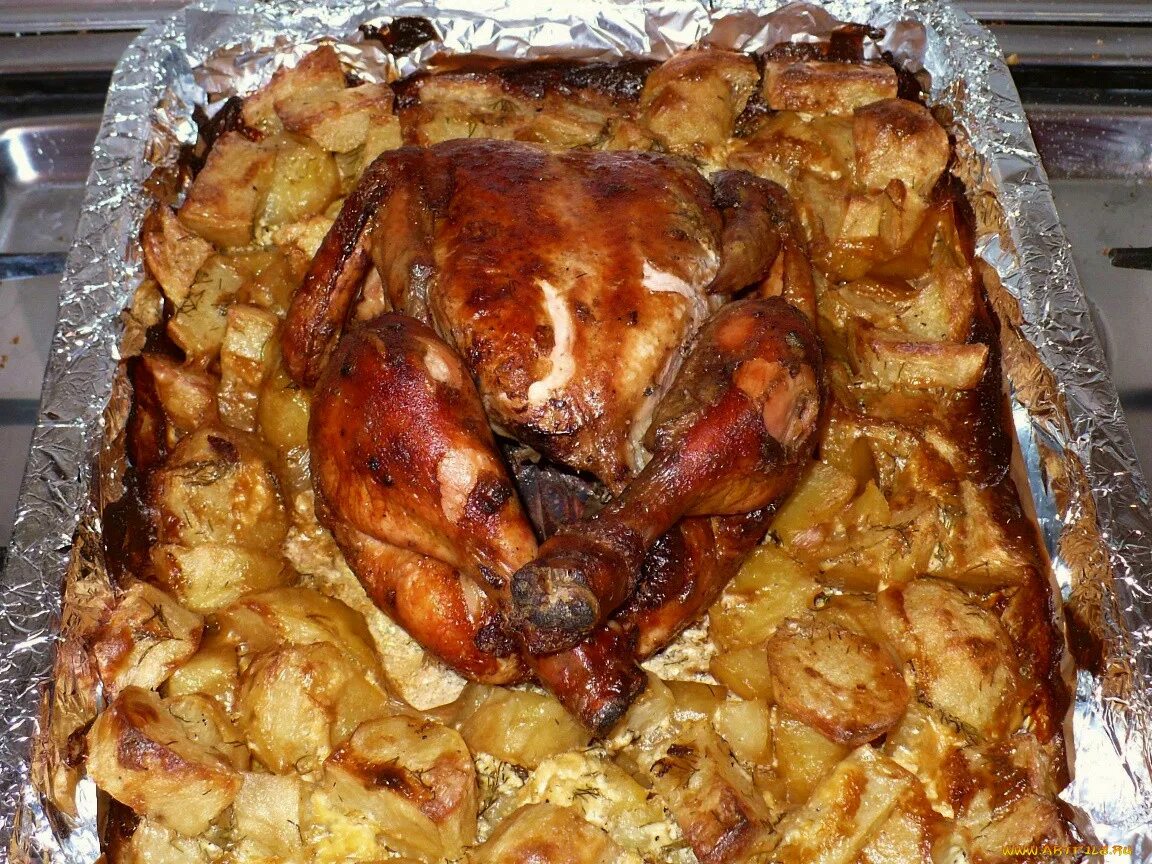 Курица в духовке. Курица с картошкой в духовке. Курица с картошкой в духовке в фольге. Курица в фольге в духовке.