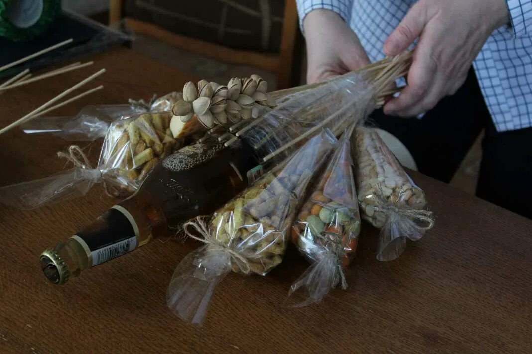 Мужской букет своими руками с пивом пошагово. Пивные букеты. букет с пивом. мужской пивной букет. пивные букеты для мужчин.