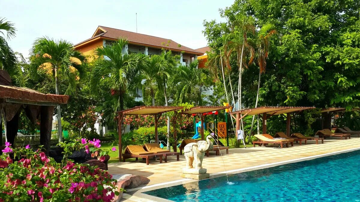 Pinnacle jomtien resort. Отель pinnacle grand jomtien resort & spa 4*. Pinnacle grand jomtien resort. Пинакл бич паттайя. Пинакл гранд джомтьен в паттайе.