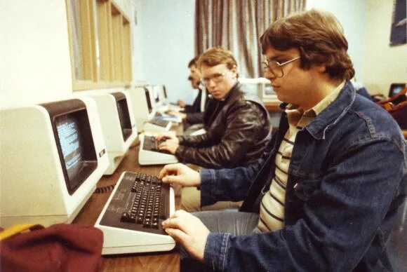 It s the computer it s. Компьютеры 80-ые. Французский компьютер восьмидесятых. Инженеры 80 ых годов. Computer Lab 1980s.