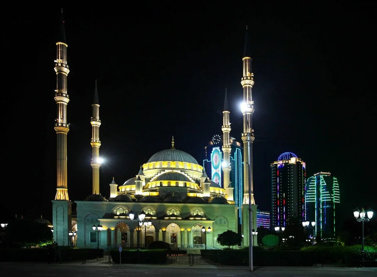 Мечеть сердце Чечни в Грозном. Мечеть сердце Чечни Северный Кавказ. Город Грозный мечеть сердце Чечни ночью. Сердце Чечни мечеть Курбан байрам. Ураза в грозном