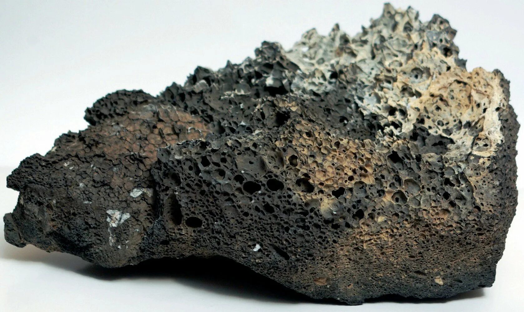 Базальт это минерал. Вулканический базальт. Базальт Горная порода. Толеитовый базальт. Туффы базальт.