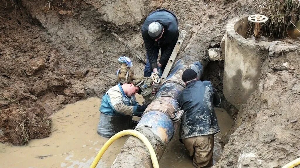 Трубопроводы водоснабжения. Порыв трубопровода. Авария на водопроводе. Прорвал водопровод. Прорвал водопровод.