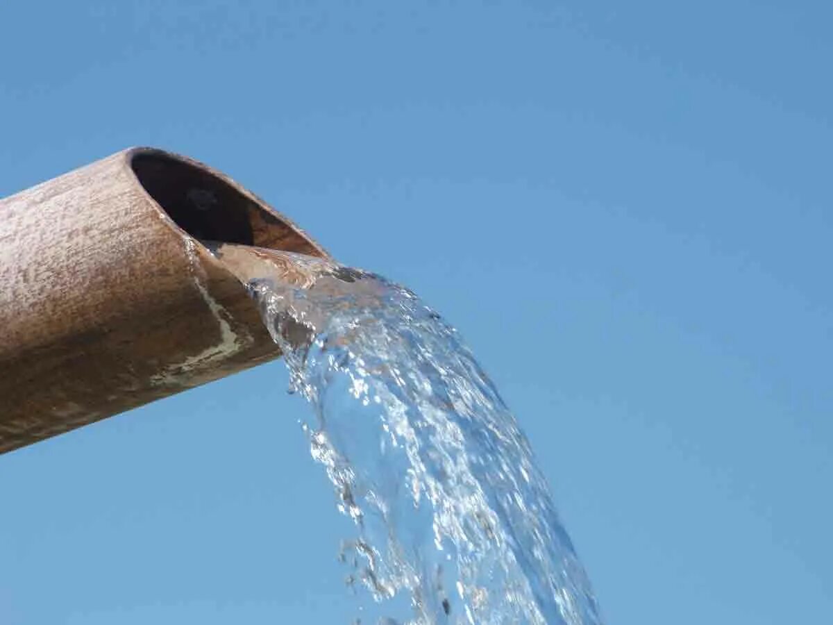 Трубы для воды. Вода вытекает из труб. Вода из трубопровода. Поток воды из трубы. Вода вытекает из труб.