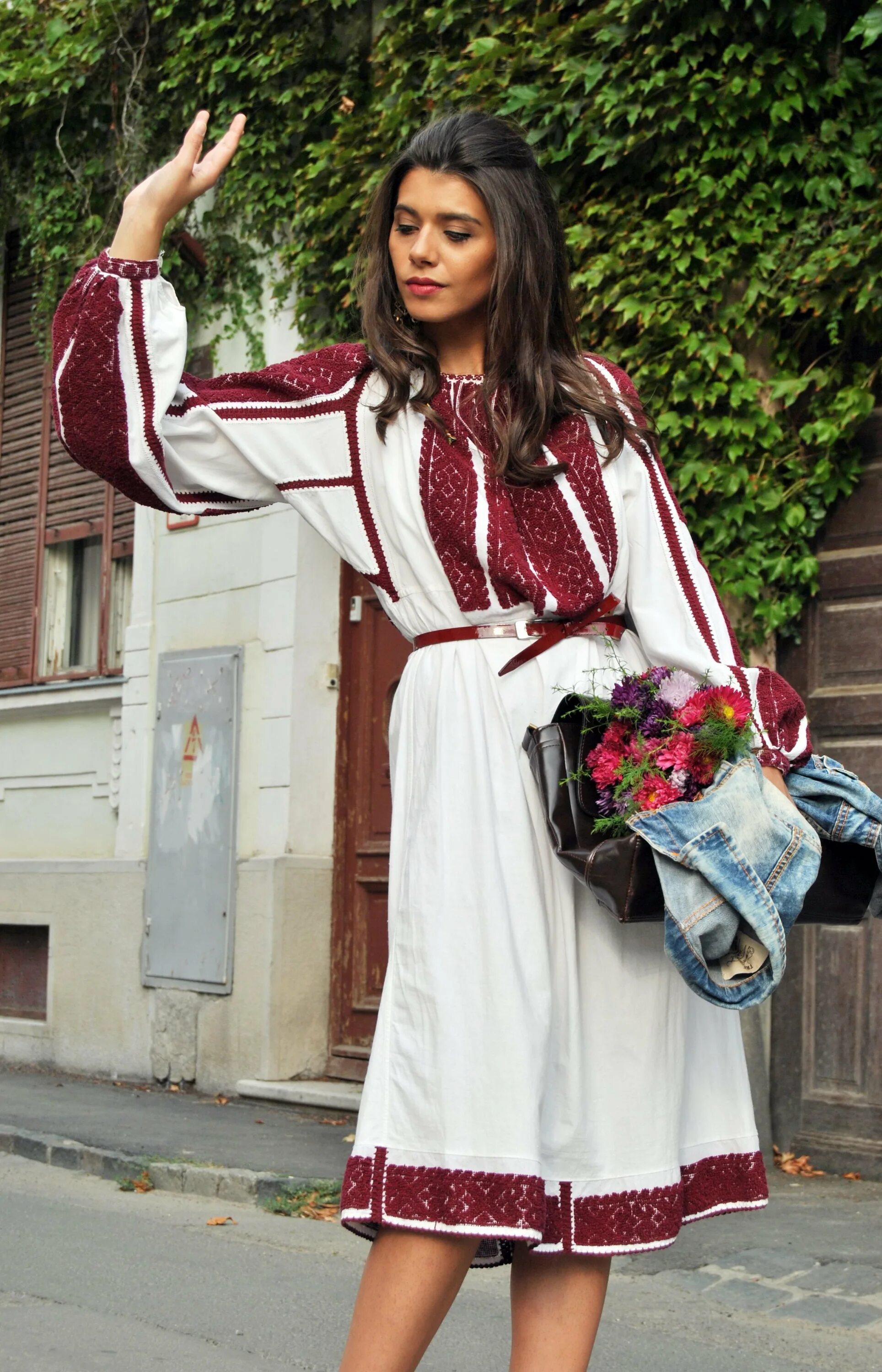 Молдаван женщина. Костюм Молдаванки. Румынки в национальных костюмах. Молдавские платья национальные. Молдаванка одежда.
