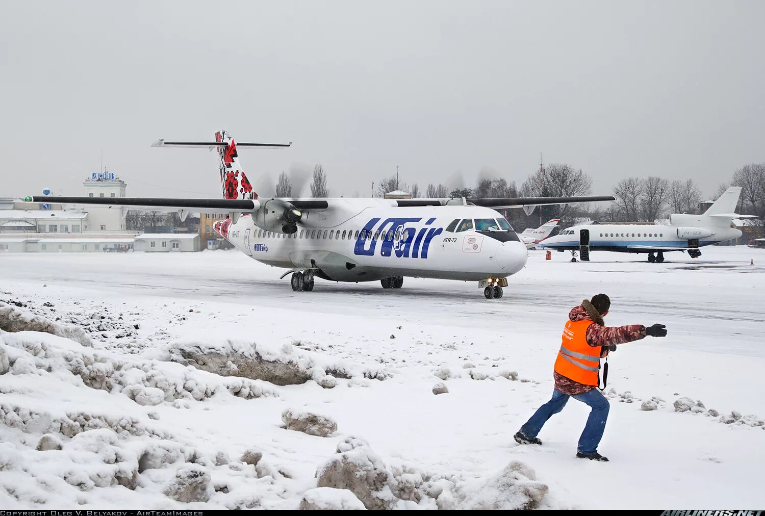 Полет на самолете челябинск. АТР-72 самолет ЮТЭЙР. ATR 72-500 А/К UTAIR салон. ATR 72-500 UTAIR. ATR 72 ЮТЭЙР Сургут.