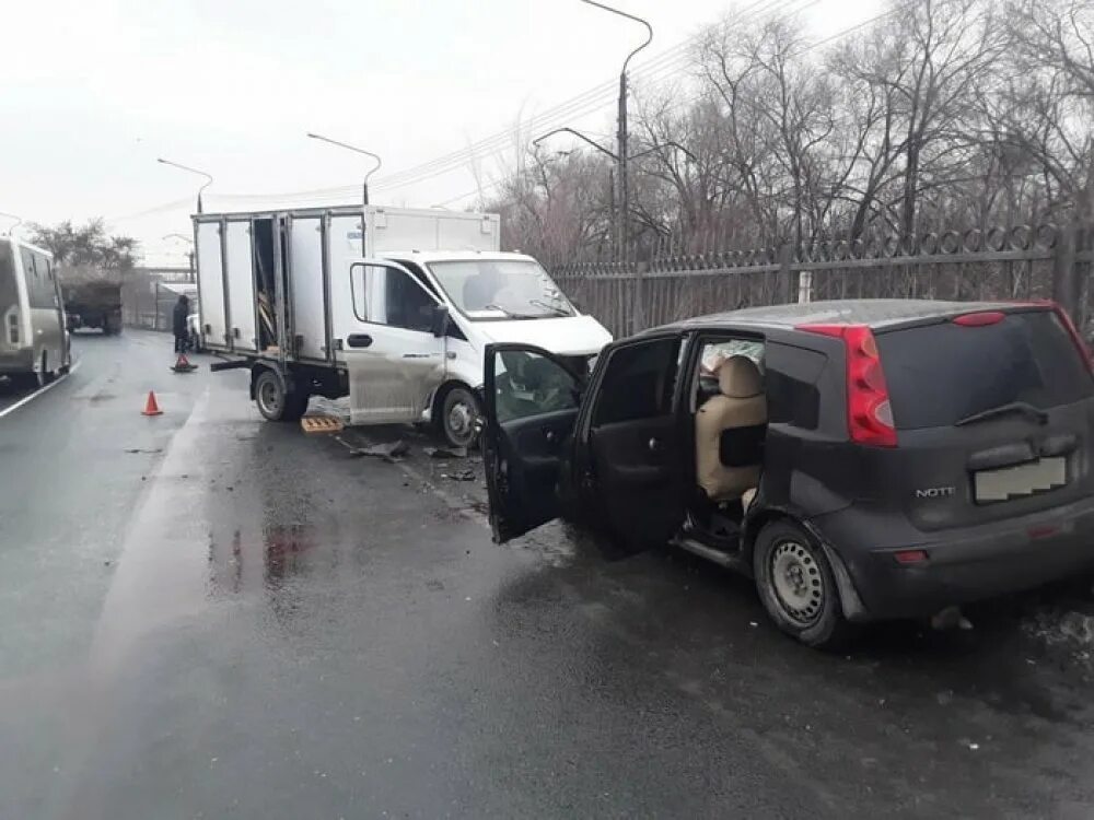 Сегодняшняя авария в Новотроицке. На встречной полосе столкнулся