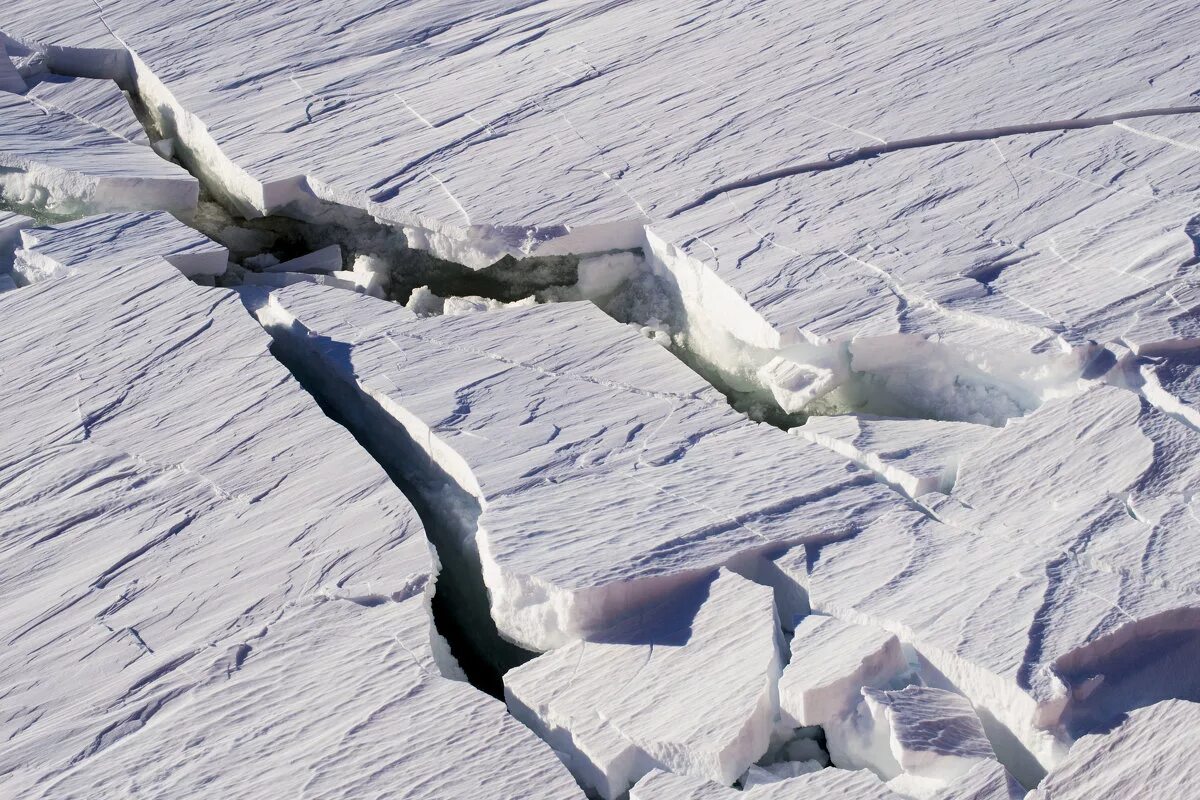 Ледяная поверхность. Трещины на льду. Треск льдины. Ледник антарктида арктика гренландия. Лед трескается.