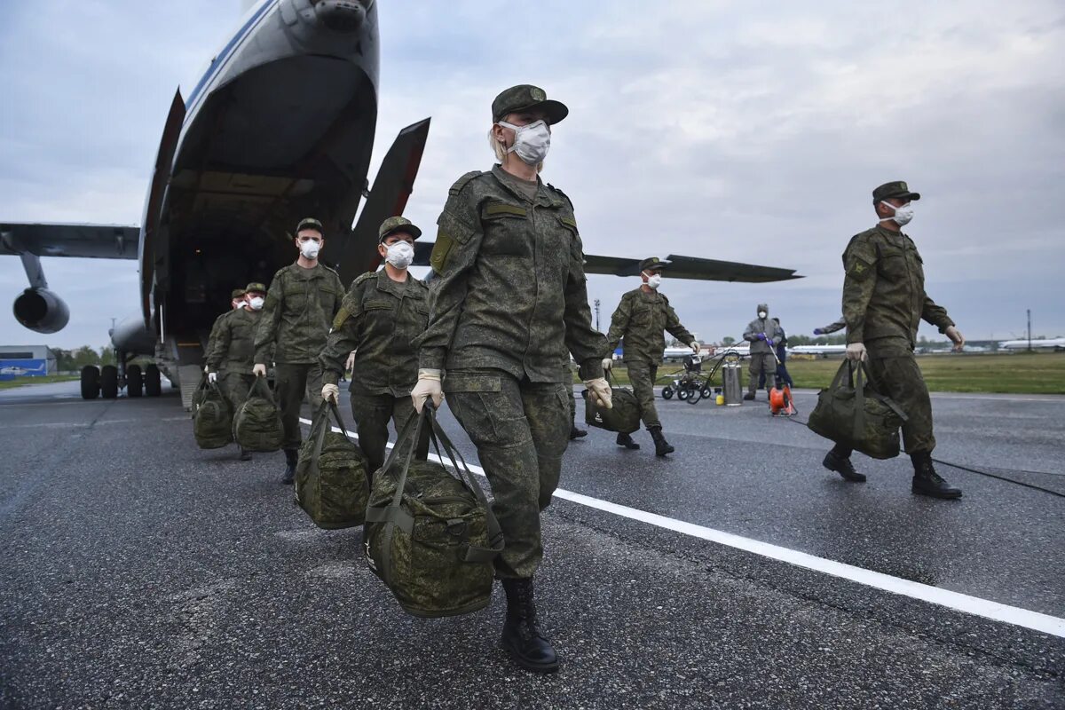 Русские военные. Российская армия. Военнослужащий Российской армии. Солдат вс РФ. Военные россии италия