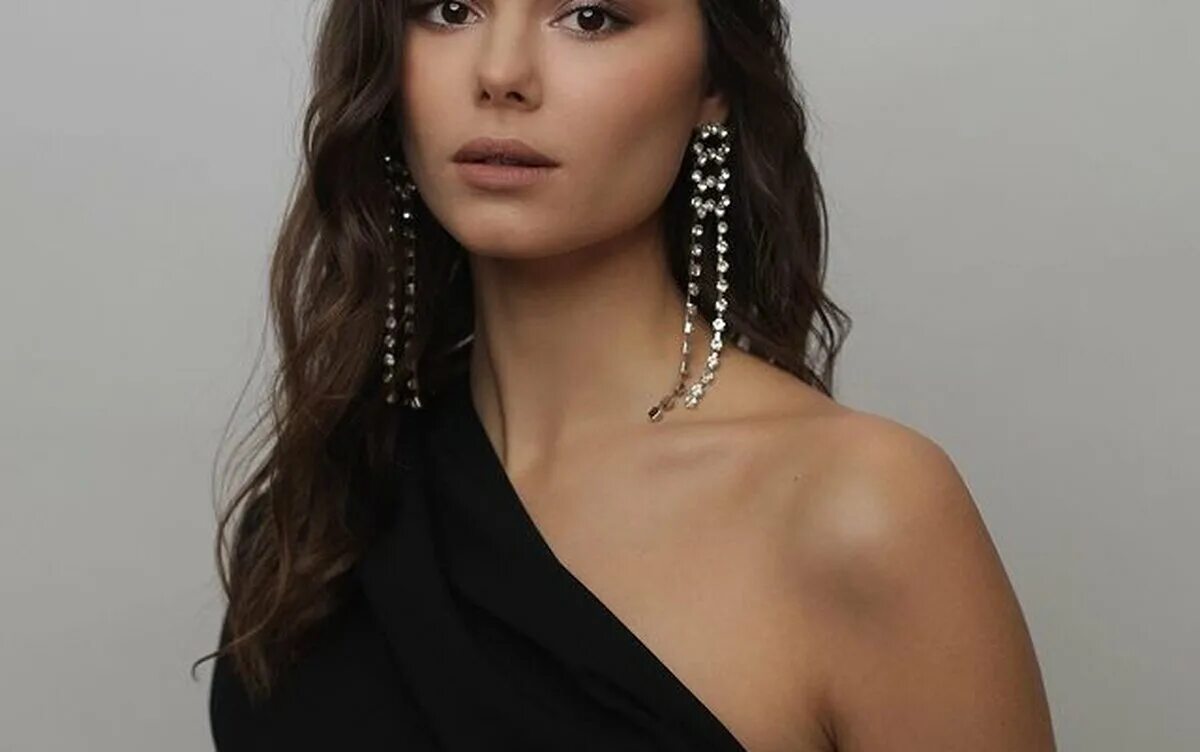 Елена ржаксенская 16. Марина хрипина холостяк 2022. Холостяк png. Холостяк 6 роза герц. Парень с розой.