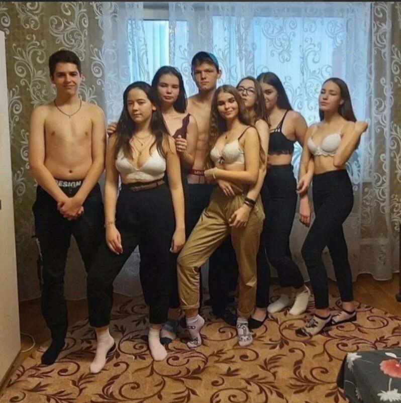 Шалашовки приехали на съемную хату и получили в дырки стволы мужчин на мальчишнике