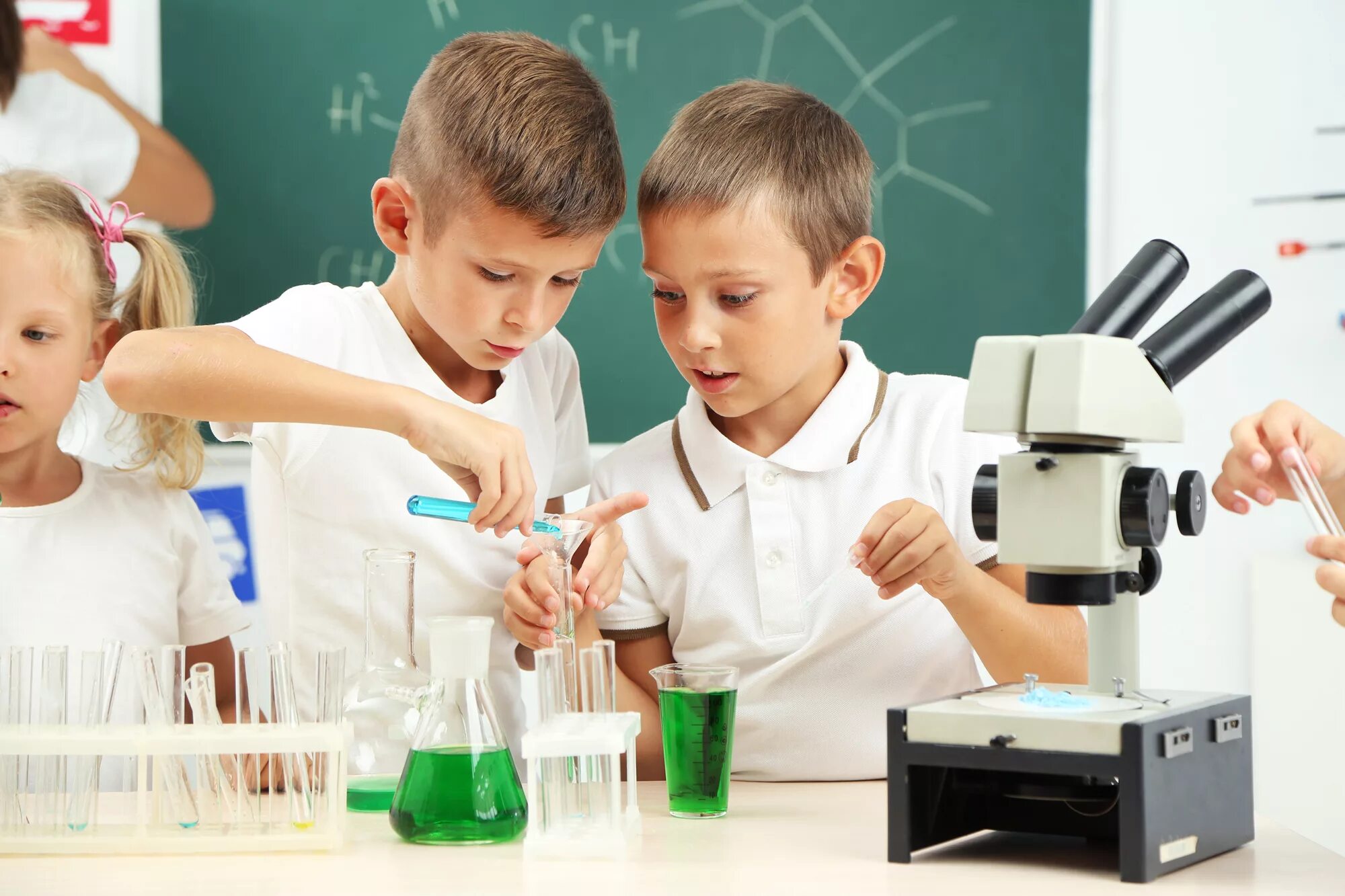 Класс химии с детьми. Лаборатория для детей. Школьники в лаборатории. Эксперимент в школе.