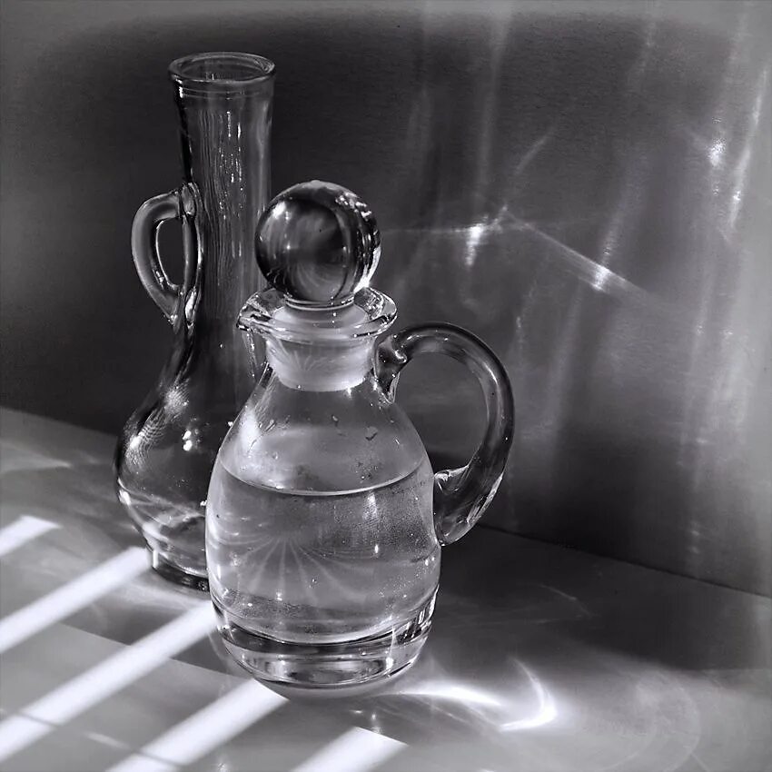 графин под водку хрусталь. отдушка в графине стеклянном. графин разные. натюрморт с коньяком.