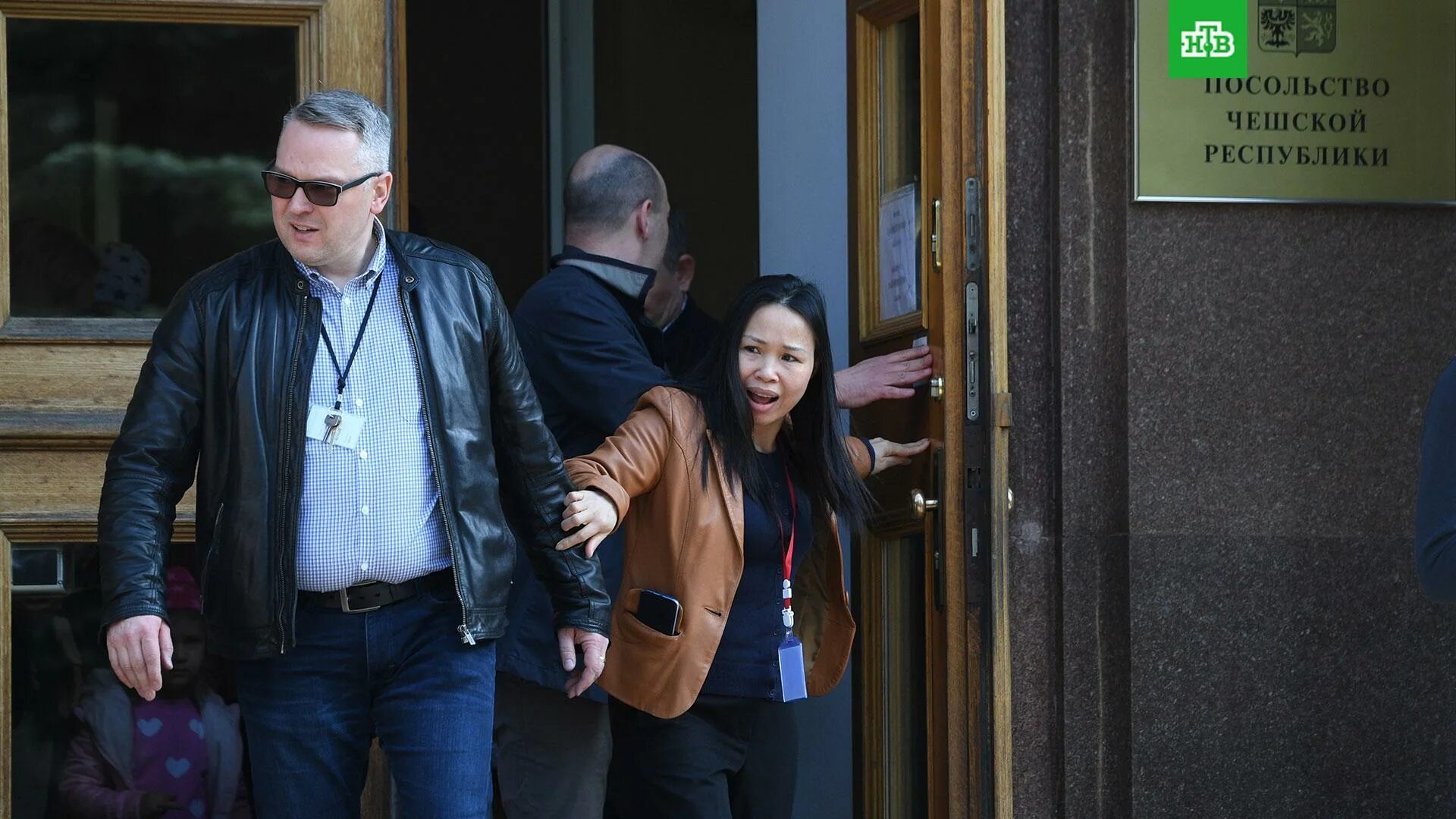 Консул посольства рф в австрии. График работы посольства. Работа в посольстве. Консульство таджикистана в москве график. Работа посольства украины в москве.