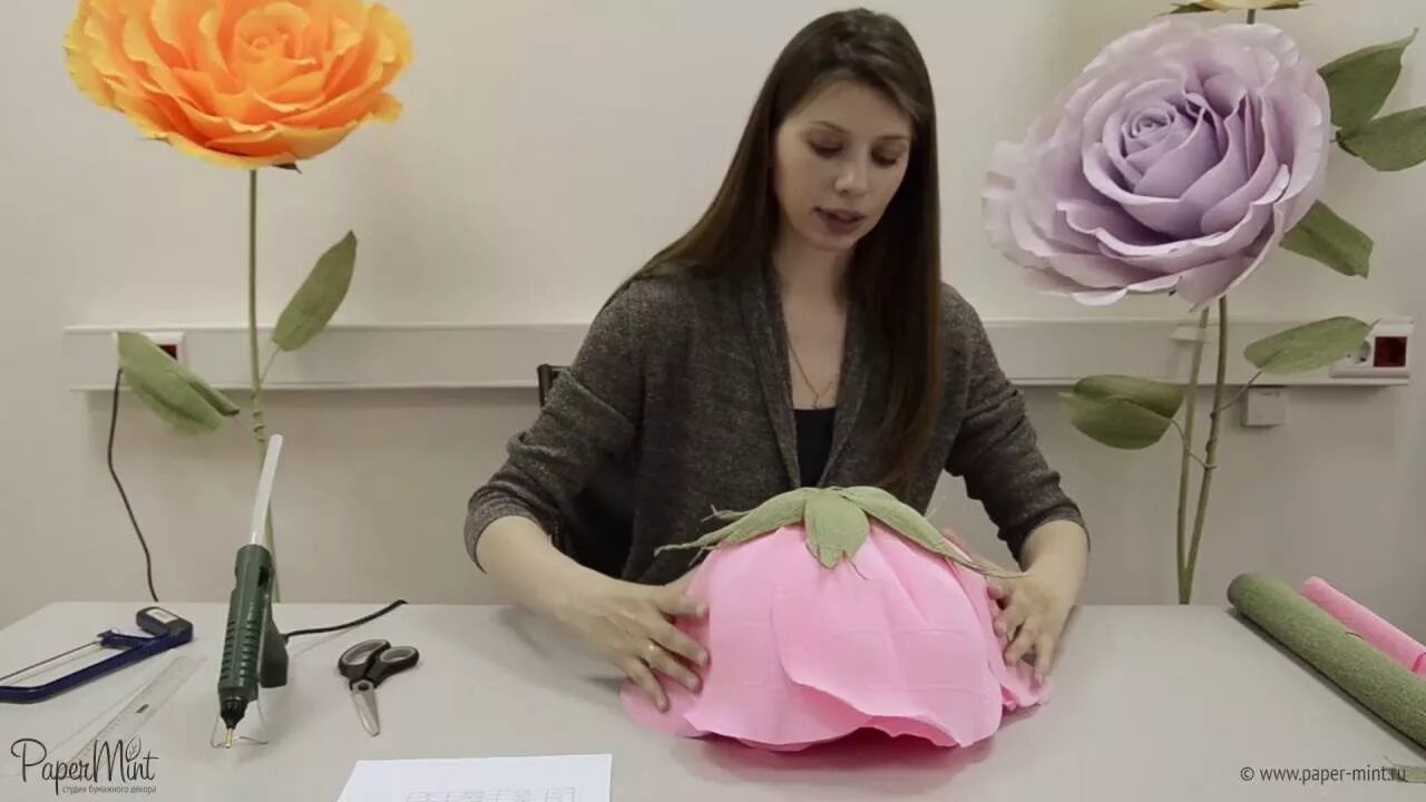 Цветы в технике мастер класс. Огромные цветы из фоамирана. Цветы из изолона. Большие цветы из изолона. Ростовые цветы.