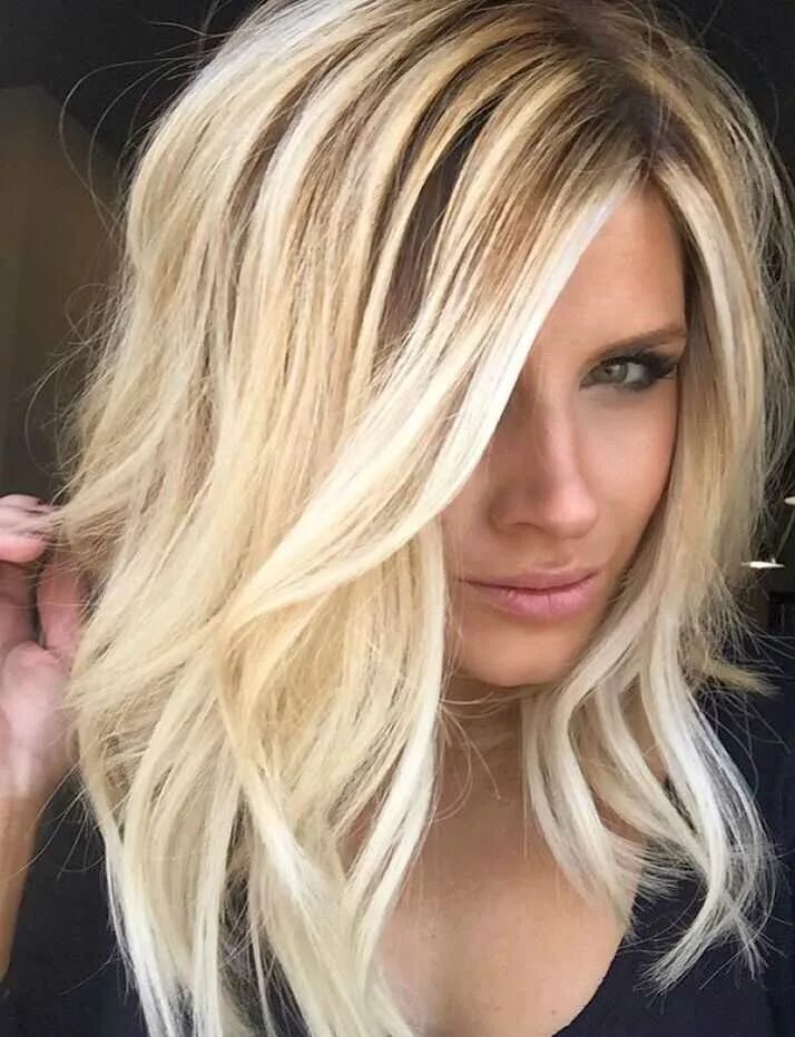 Мелирование светлыми прядями. Мелирование широкими прядями. Тёмное мелирование на светлые волосы. Мелирование на смелые волосы. Мелирование темными прядями на светлые.