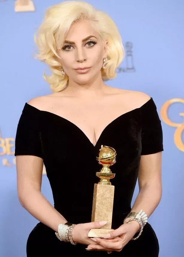 Lady gaga golden globe. Гага голд. Леди гага платья. Леди гага золотой глобус 2016. Lady gaga в золотом костюме.