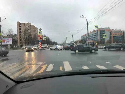 На перекрестке между