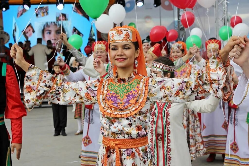 Этноконфессиональная. Мозаика культур. Büyükçekmece Kültür Park фестиваль культур. День молодежи Армении праздник.