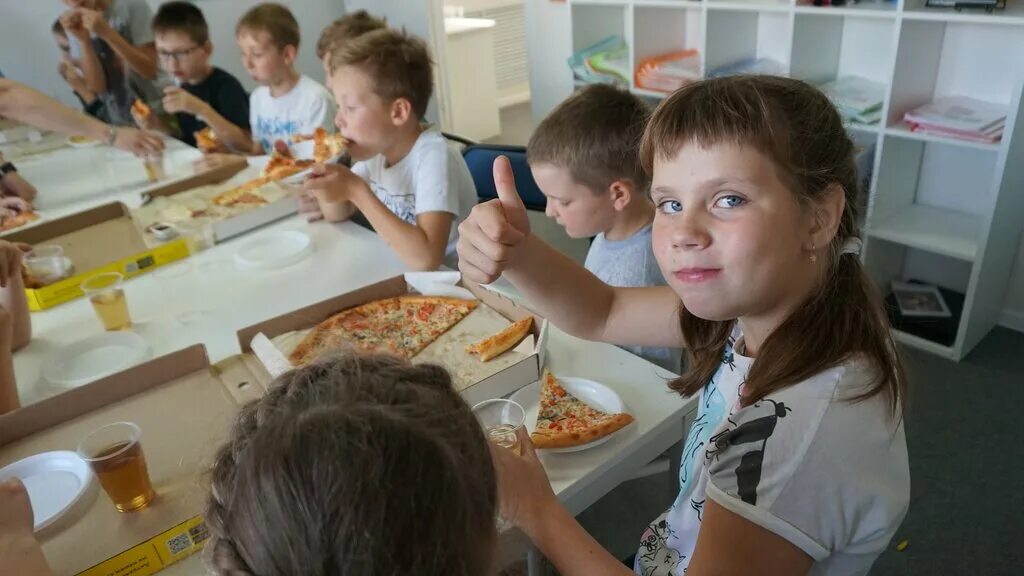 Near картинка для детей. подросток моет машину. машина для детей. акция внимание дети картинки. дополнительное образование вологда.