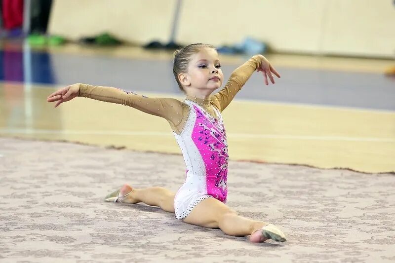 Маленькие гимнастки. Художественная гимнастика дети 3 года. Гимнастика для детей. Маленькая гимнастка. Художественная гимнастика дети.