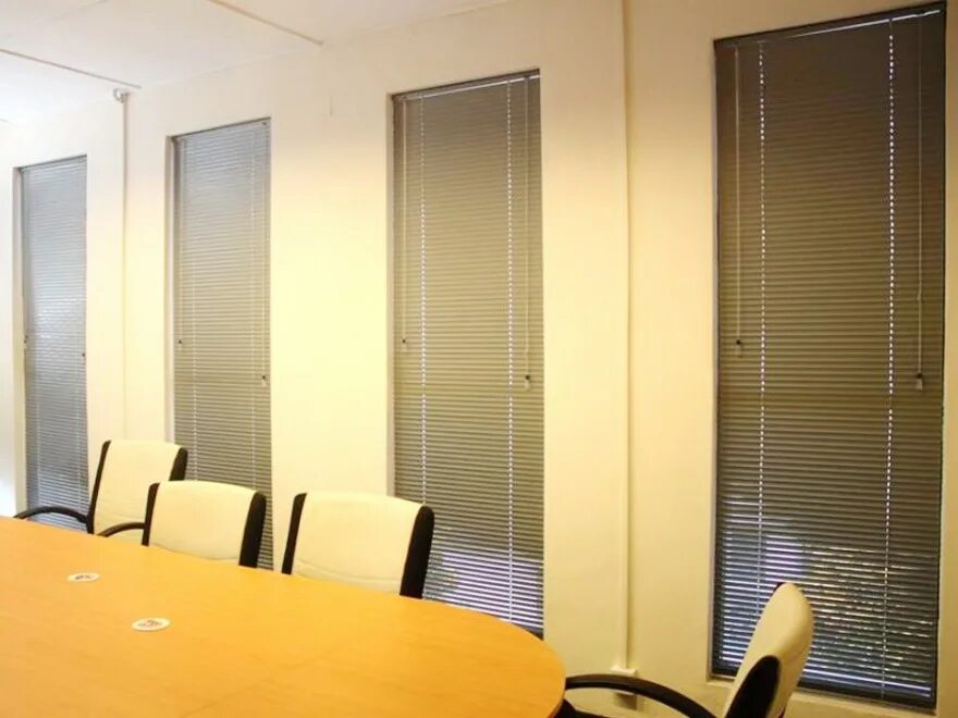 Горизонтальные жалюзи фото. Jalyuzi uzb 2024 katalog office. Жалюзи торино св коричневый. Вертикальные алюминиевые жалюзи. Изолайт жалюзи на пластиковые окна.