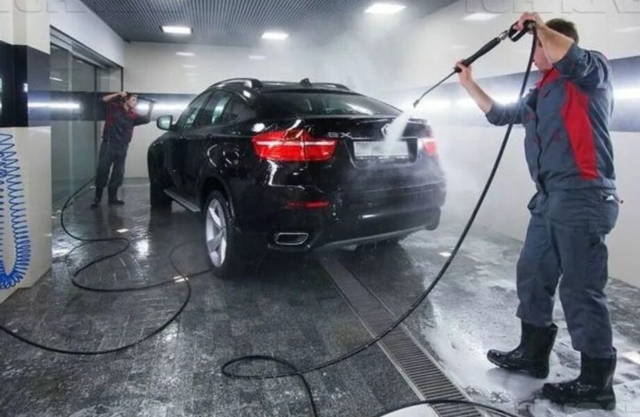 Мойка авто работают. Мойка авто работают. Машина на автомойке. Мойка авто работают. Мойка автомобиля.