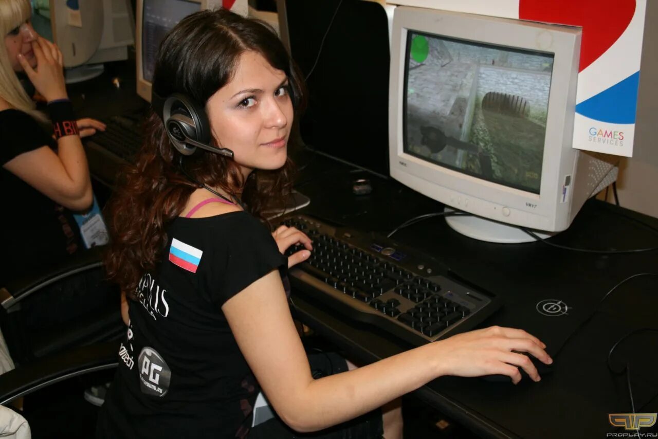 Девушки играющие в компьютерные игры. Геймерши кс 1.6. киберспорт девушки. компьютерные девушки. девушка геймер.