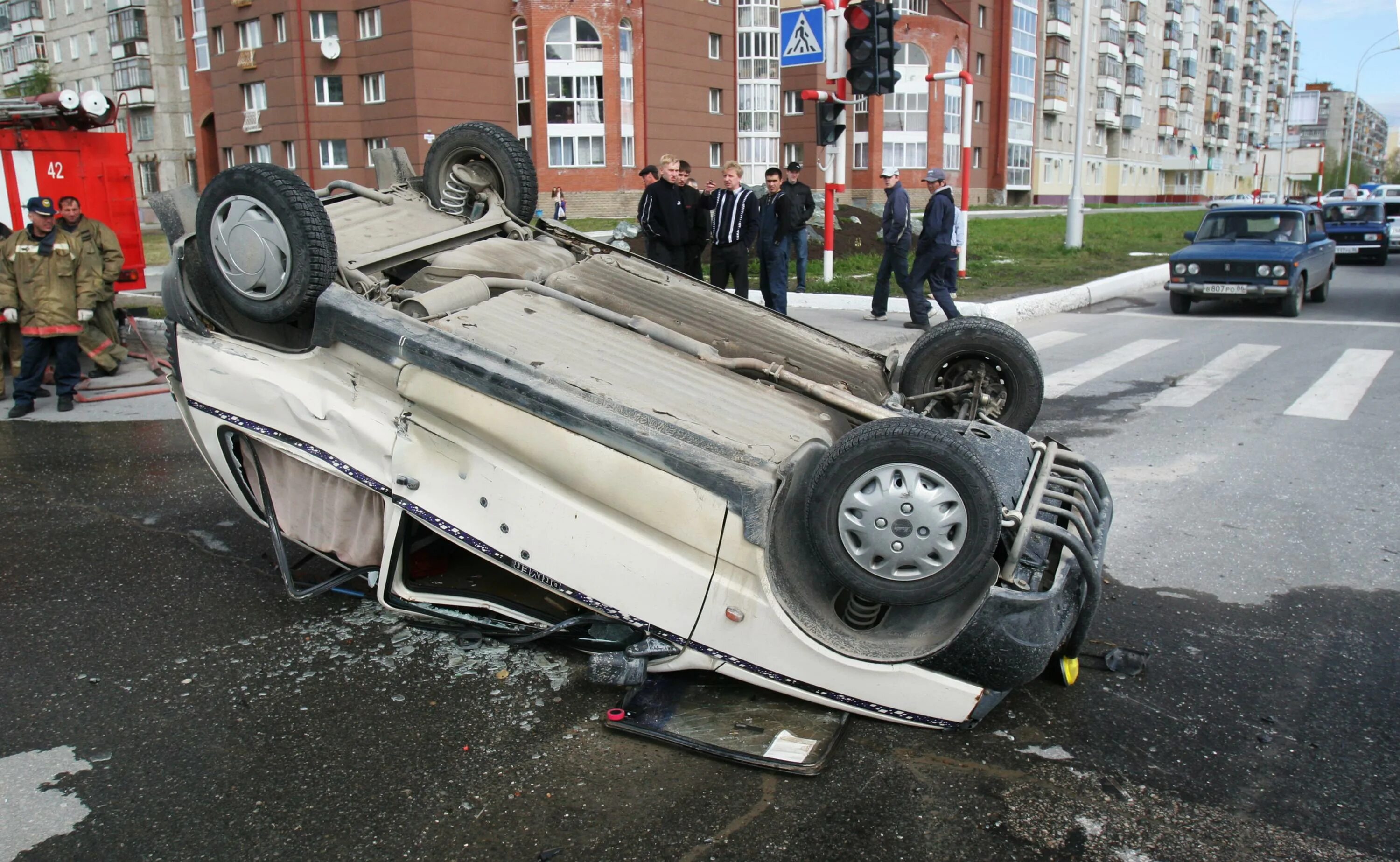 перевернутый автомобиль