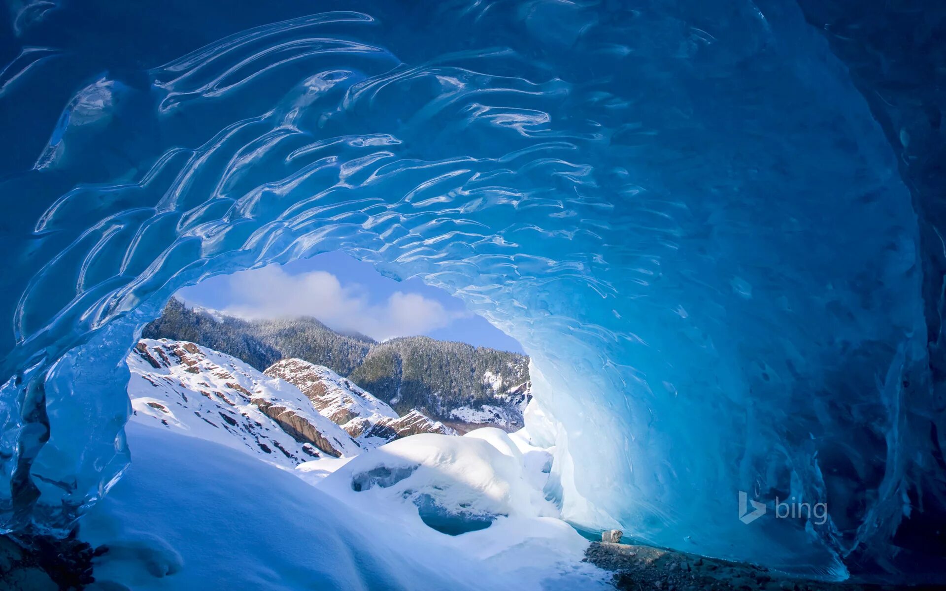 Лед снизу. Ледник Менденхолл Аляска. Пещера Менденхолл, Аляска. Ледяные пещеры Менденхол, Аляска, США. Пещеры ледника Менденхолла Аляска.
