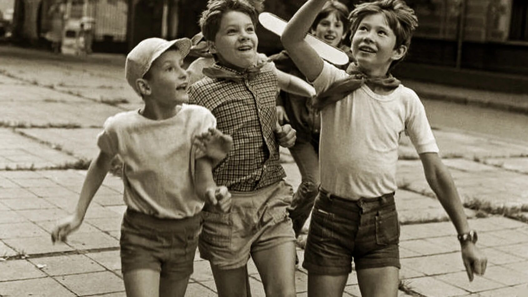 Детям 60 70 80 посвящается. Детям 60 70 80 посвящается. Мальчишка с рогаткой. Детям 70 посвящается. Детям 70 посвящается.