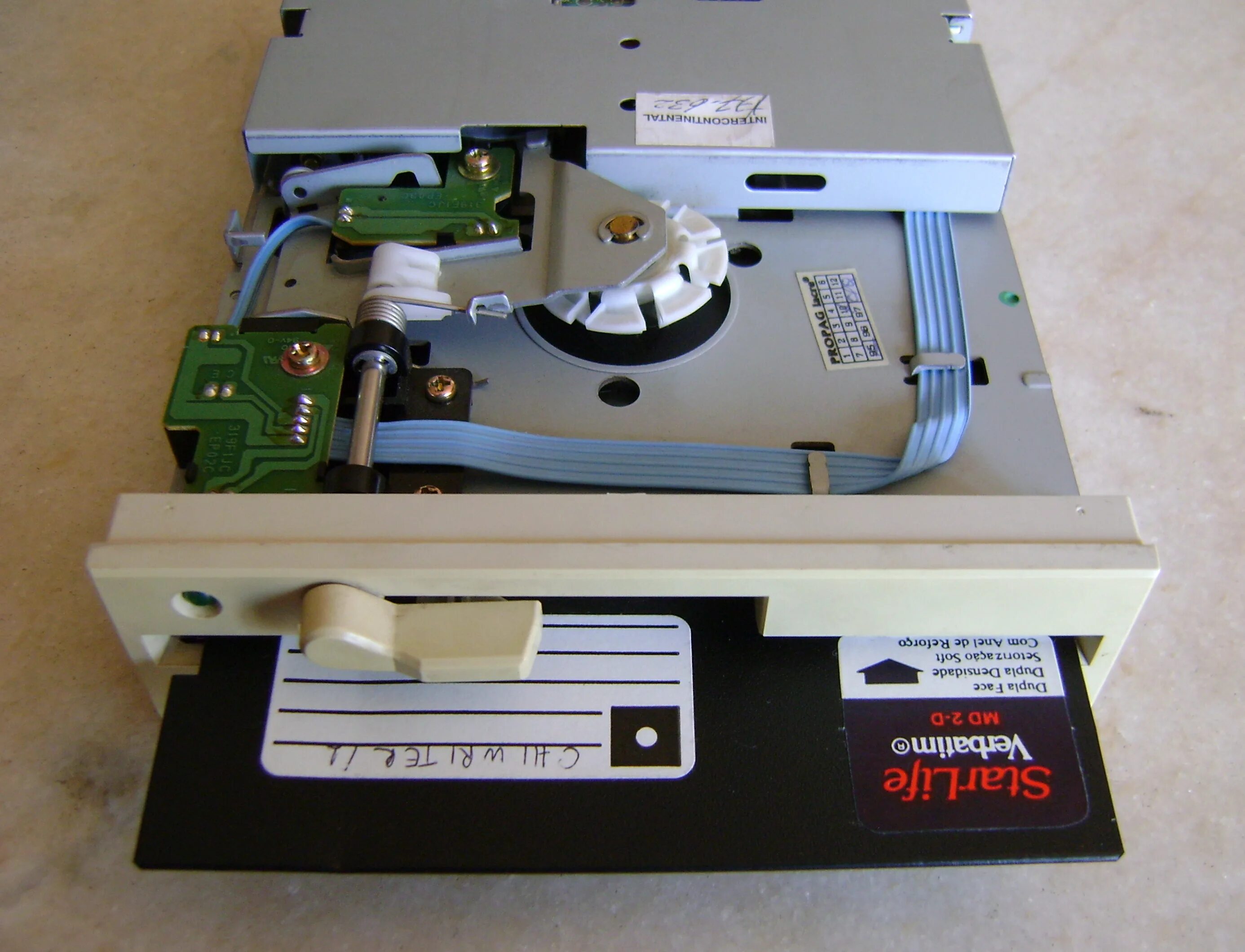 Дисковод магнитного диска. Флоппи 5.25. floppy disk 5.25. дисковод 5.25 дюйма. флоппи-дисковод 5.25 дискета.