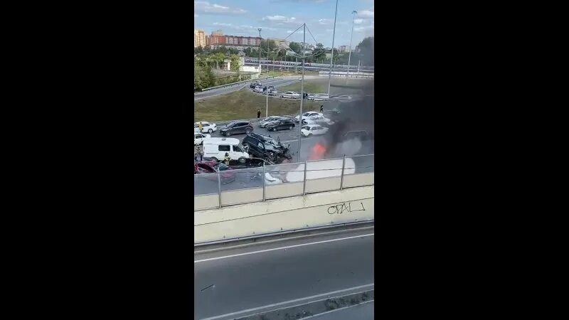 Горящая машина. Дтп тюмень галерея вояж. Дтп тюмень галерея вояж 14 октября. Логотип бон вояж-вояж. Паль ленинград вояж.