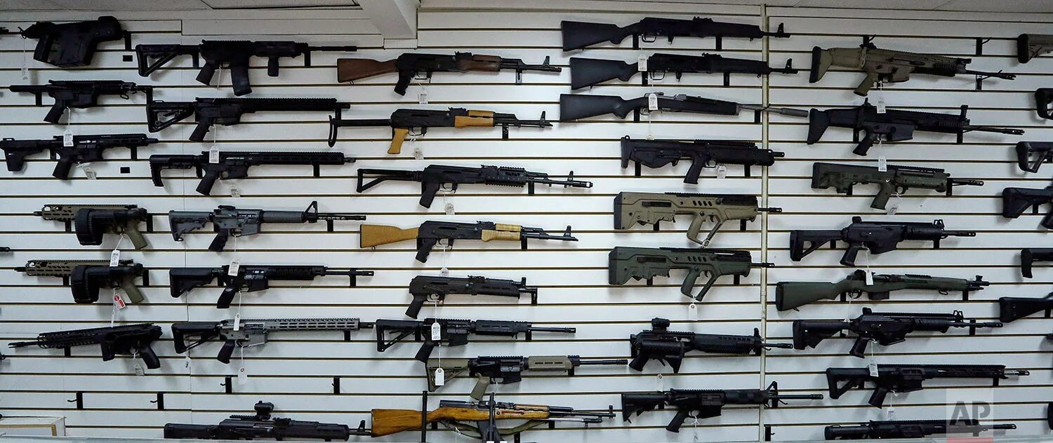 Оружие на гражданских судах. Американское оружие. Коллекция стрелкового оружия. Гражданское оружие. Магазин оружия в Америке.