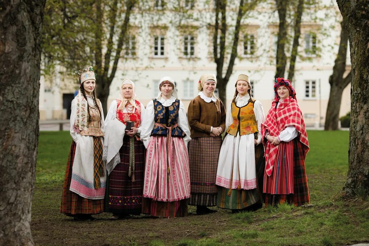 Этнический эстонец. Прибалты эстонцы литовцы Латвия. Народные костюмы Литва, Латвия, Эстония. Национальный костюм литовцев. Латыши литовцы и эстонцы.