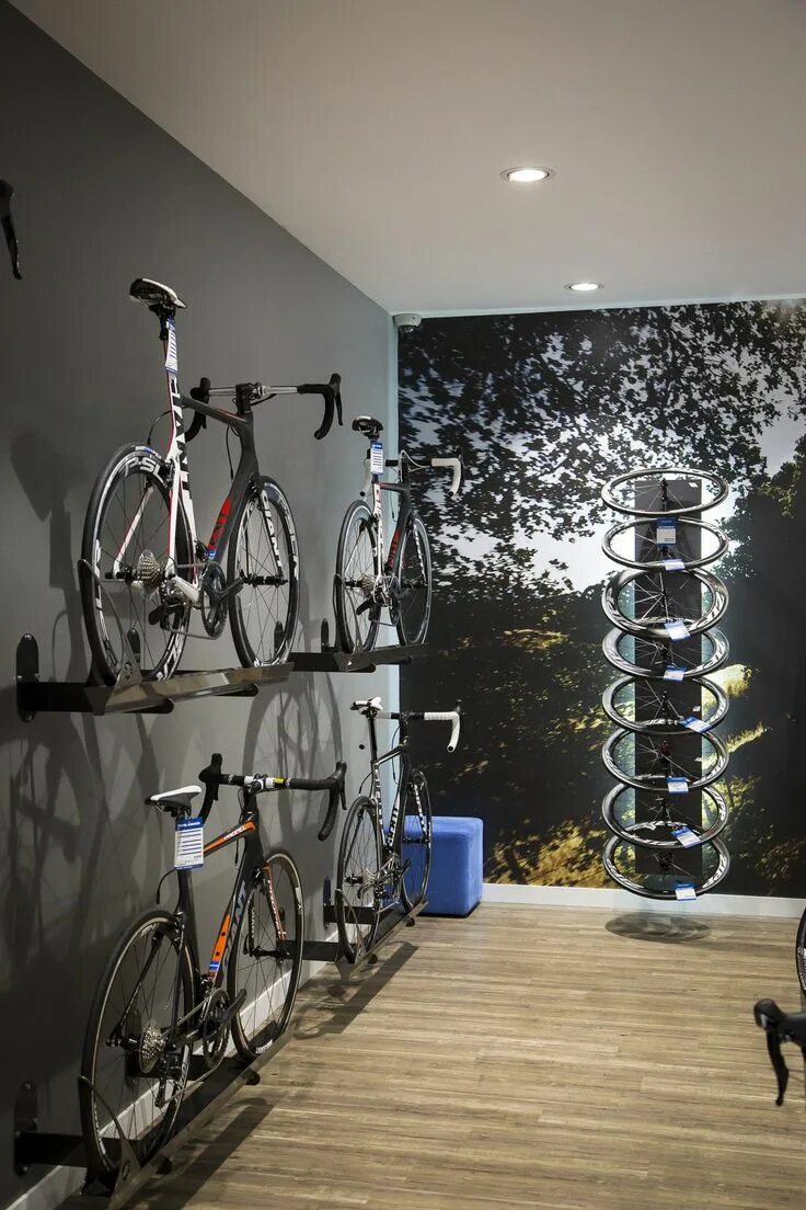 Bike room. Хранение велосипедов. Хранение велосипеда в гараже. Хранение велосипеда в комнате. Сезонное хранение велосипедов.