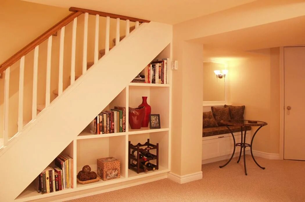 Как закрыть второй этаж. Полки под лестницей. Стеллаж под лестницей. Книжные полки под лестницей. Шкаф под лестницей.