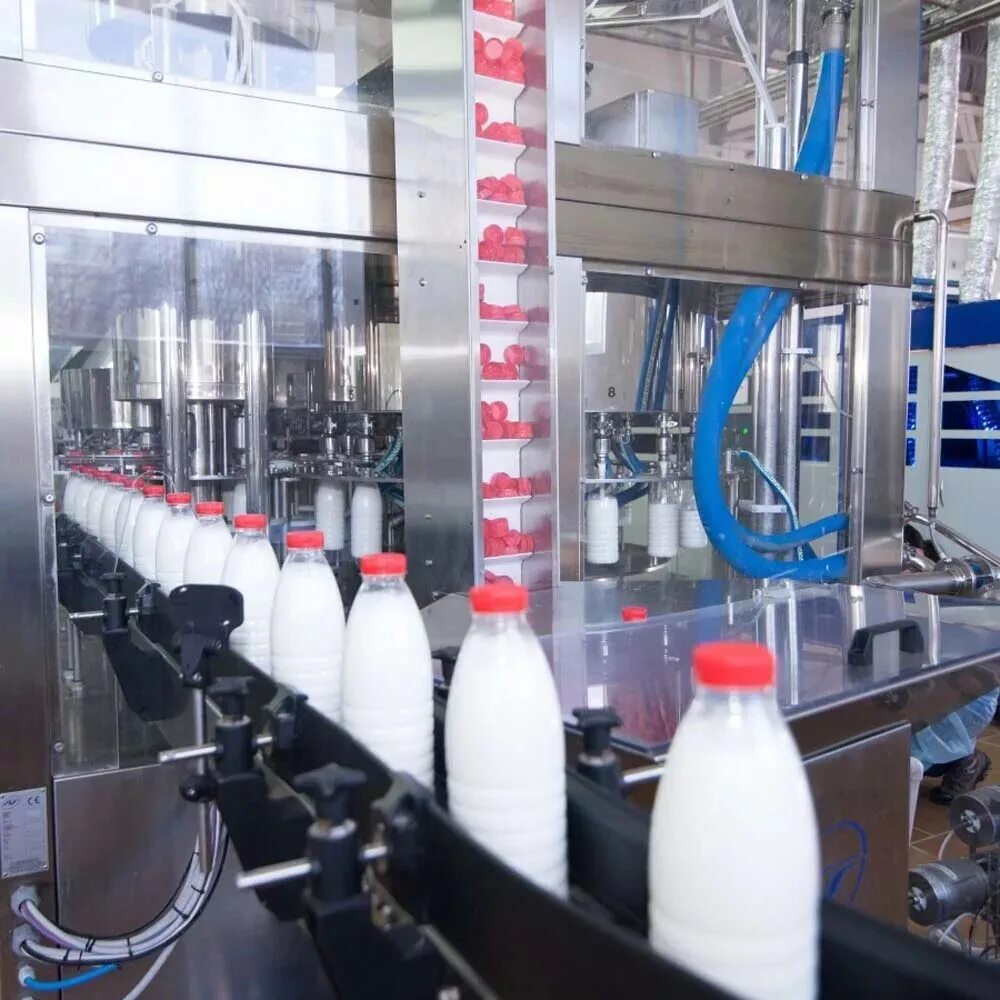 Розлив молока. Оборудование для производства косметики. Розлив продукции. Производство молока. Оборудование для производства молочной продукции.