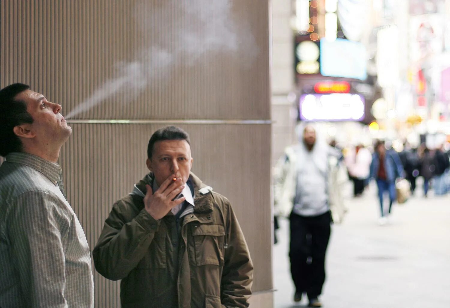 Lost курилка. Курящий человек на улице. Люди в курилке. Мужчина курит ну улице. Человек с сигаретой на улице.