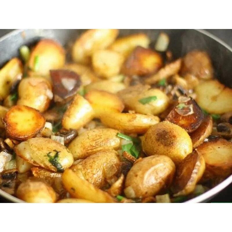 Картошка с курицей на сковороде рецепт. Картошка с грибами. Картофель жареный с грибами. Жареная картошка с грибочками. Картофель жареный с шампиньонами.