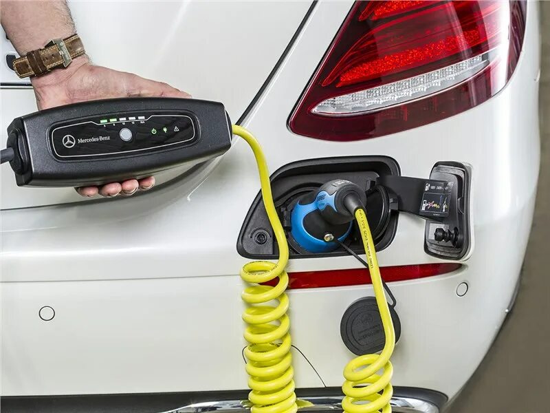 напряжение зарядки гибридного акб. как зарядить акб гибрида. зарядить гибрид. зарядка для бмв гибрид. 8 plug-in hybrid.