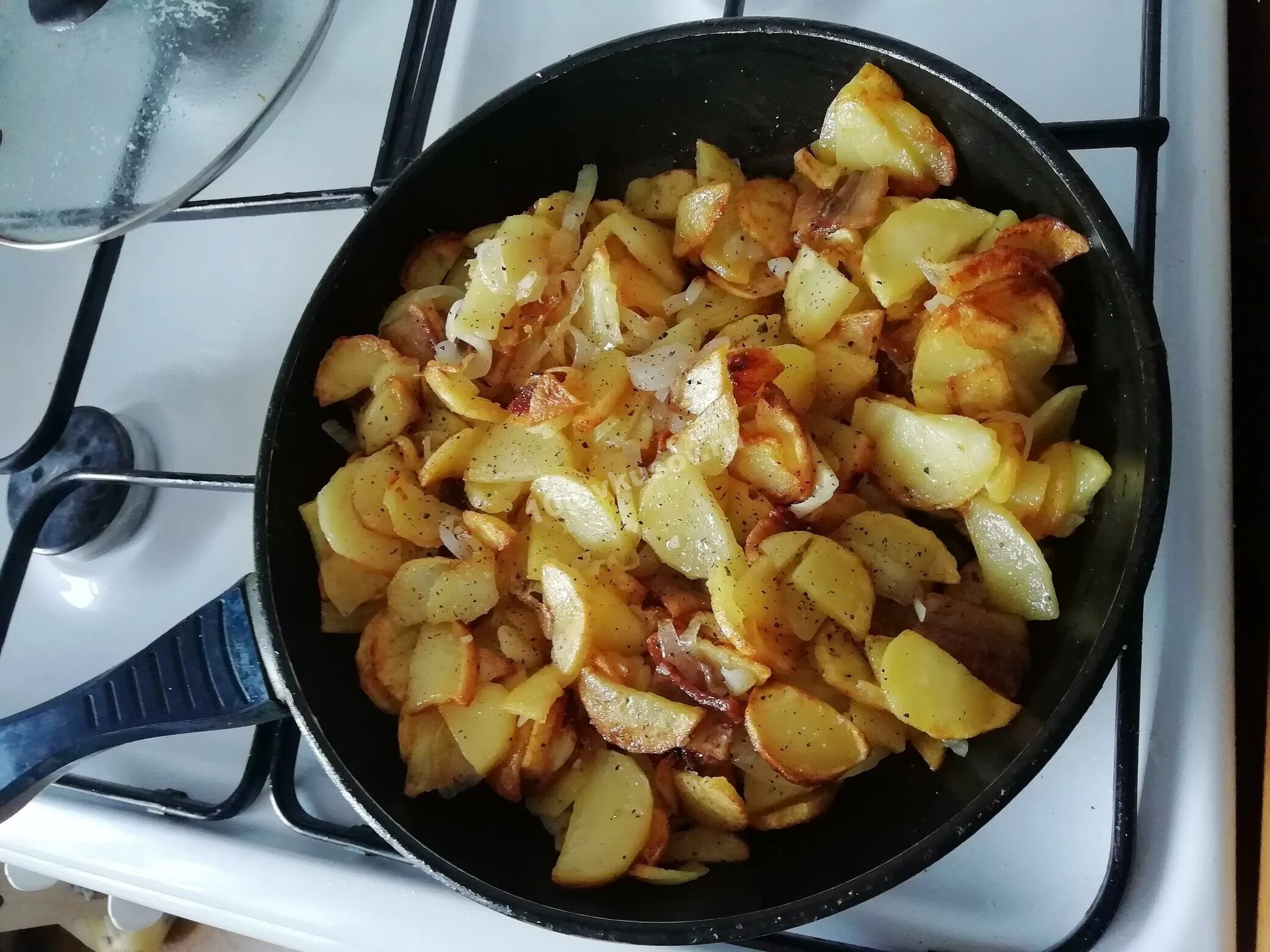 Как пожарить картошку с салом. Жареная картошка с салом и луком. Картофель жареный с луком. Картошечка жареная на сковороде с луком. Картофель жареный с луком на сковороде.