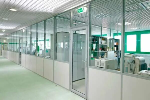 Перфорированная панель cosca decor венге ажур. Бетон в интерьере офиса. Вентиляционные трубы в интерьере. Стеклянные перегородки с жалюзи. Перфорированная панель cosca decor белая эленико.