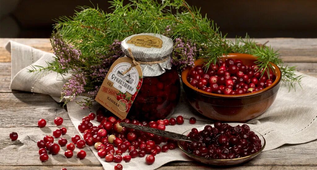 Апельсиновый соус к мясу. Клюквенный соус картинка. Глогги чай. Хвойный чай с брусникой. Чай с ягодами.